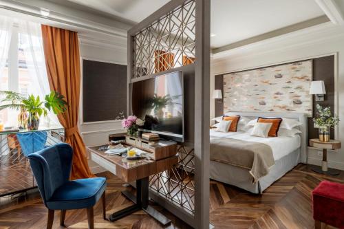 Cette chambre comprend un lit, un bureau et un ordinateur. dans l'établissement Vista Palazzo - Small Luxury Hotels of the World, à Côme