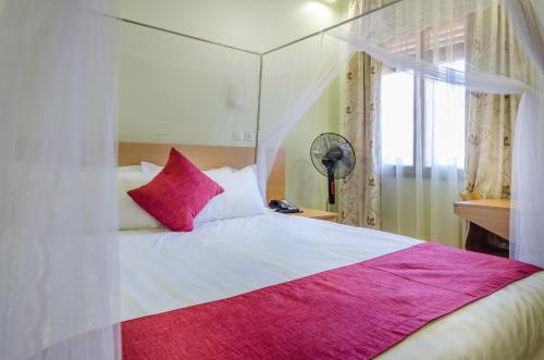Uma cama ou camas num quarto em Nyumbani Hotel