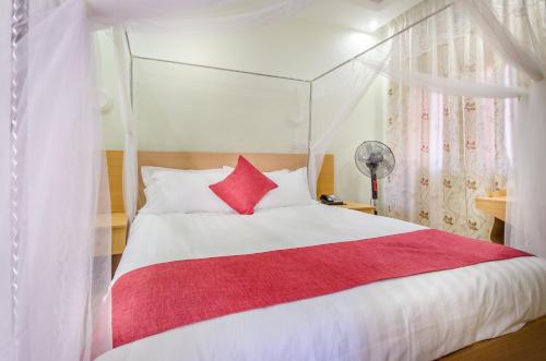 Uma cama ou camas num quarto em Nyumbani Hotel