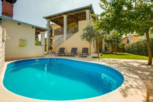 a swimming pool in the backyard of a house at Villa Cera Vodnjan in Vodnjan