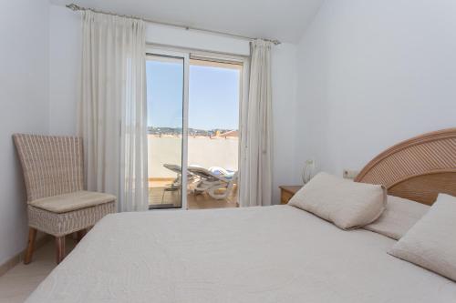 ハベアにあるHoliday rental Penthouse Javeaのビーチの景色を望むベッドルーム1室(ベッド1台付)が備わります。