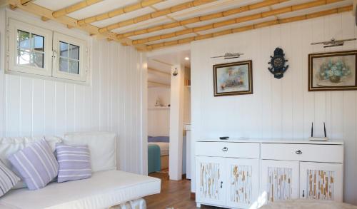 Гостиная зона в Byblos Fishing Club Guesthouse