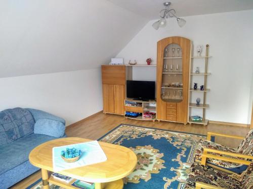 Apartmán 80 في اورافسكي بودزاموك: غرفة معيشة مع طاولة وأريكة
