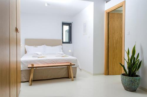 Ένα ή περισσότερα κρεβάτια σε δωμάτιο στο Thea Suites