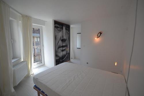 デ・パンネにあるVilla Mozartの白いベッドルーム(ベッド1台、窓付)