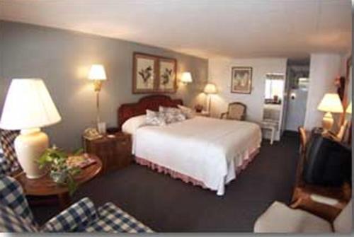 a large hotel room with a bed and a couch at Mount Battie Inn in Lincolnville