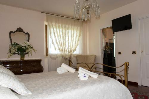 een slaapkamer met een bed met handdoeken erop bij B&B Villa Moen in Fossacesia