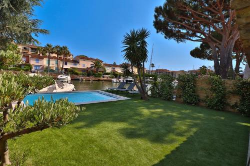 un patio con piscina y un patio con árboles en Villa Lostan, en Grimaud