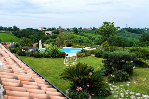 a view of a garden with a swimming pool at B&B Villa Moen in Fossacesia