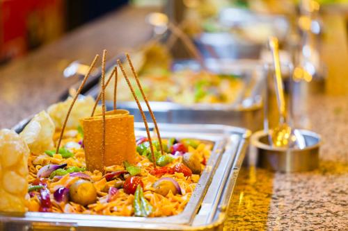 キジラガックにあるClub Hotel Turan Prince World - Kids Conceptのテーブルの上に並ぶトレイのビュッフェ