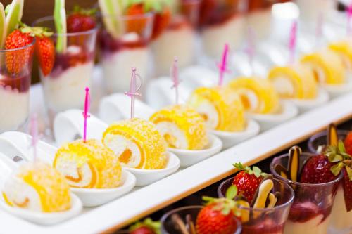 キジラガックにあるClub Hotel Turan Prince World - Kids Conceptの小さなカップに入ったデザートとイチゴのビュッフェライン
