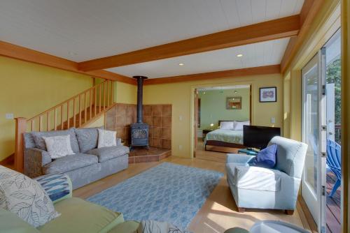 a living room with a couch and a bed at Shore Thing Retreat in Eastsound