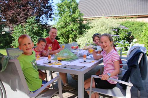 een groep kinderen die aan een tafel zitten bij BBMalpertuus in Kruisstraat