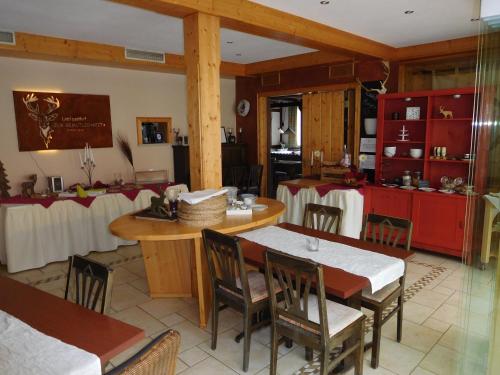 Ein Restaurant oder anderes Speiselokal in der Unterkunft Inn Landgasthof "Zur Gemütlichkeit" 