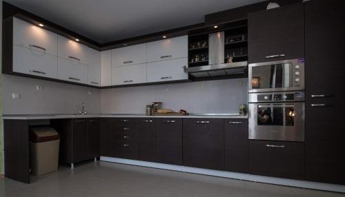 A kitchen or kitchenette at Cherry Garden1 Apartments