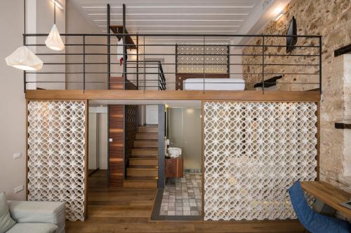 um apartamento loft com uma escada e uma cama alta em Ambassadors Residence Boutique Hotel em Chania