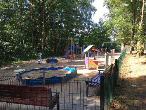 un parque con parque infantil y equipo de juegos en Apartament SunSet, en Gdynia