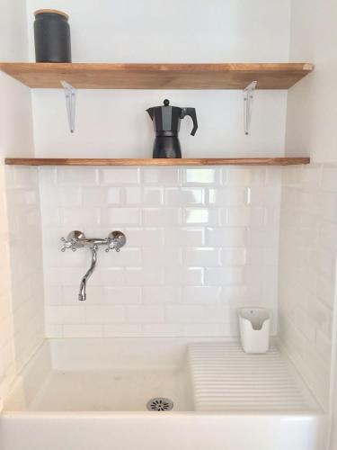 La salle de bains est pourvue d'une baignoire avec un robinet. dans l'établissement Studio cosy Nice, à Nice