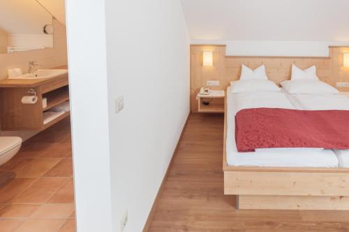 Uma cama ou camas num quarto em Pension Oberjörg