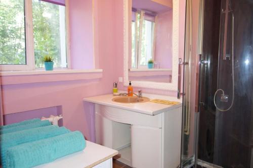 y baño con lavabo y ducha. en KvartiraSvobodna - Apartment at Pervy Basmannyy Pereulok, en Moscú