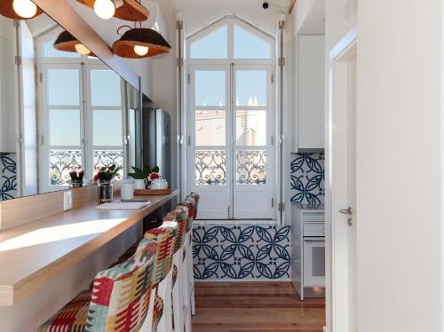 cocina con fregadero y ventana en Heaven Inn Suites & Terrace en Évora