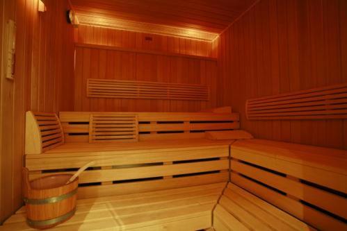 a sauna with two beds and a bucket in it at Faldernpoort in Emden
