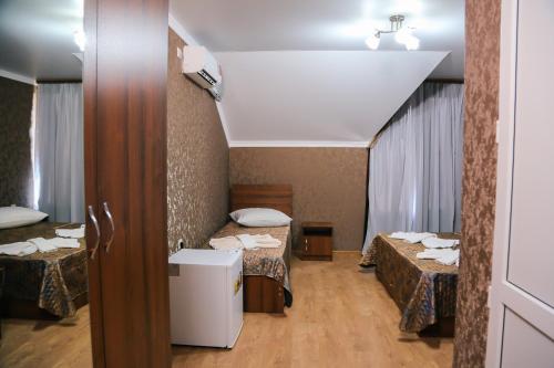 加格拉的住宿－美好愛慕酒店，一间医院间,配有两张床和盥洗盆