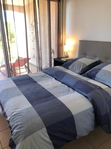 - une chambre avec 2 lits et un balcon avec vue dans l'établissement L'Ecume, à Saint-Cyprien