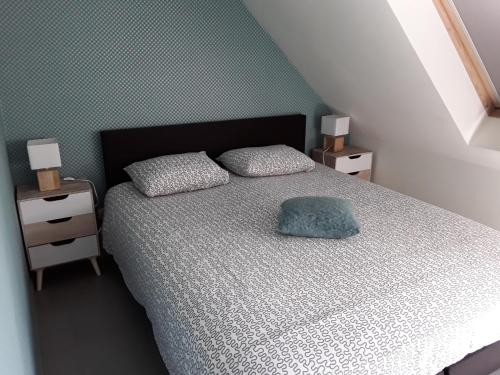 um quarto com uma cama e duas mesas de cabeceira em Discover em Ypres