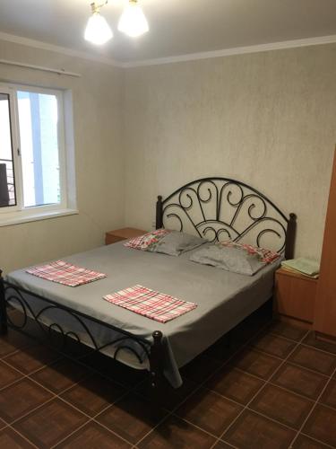 1 dormitorio con 1 cama en una habitación en Guest house Kabardinskaya 121 en Gagra