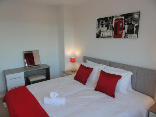 ブリストルにあるFilton House by Cliftonvalley Apartmentsのベッドルーム(白いベッド、赤い枕付)