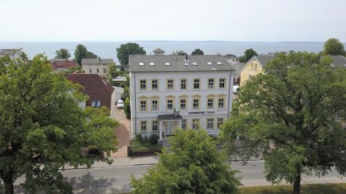 eine Luftansicht eines weißen Gebäudes in einer Stadt in der Unterkunft Parkhotel del Mar in Sassnitz