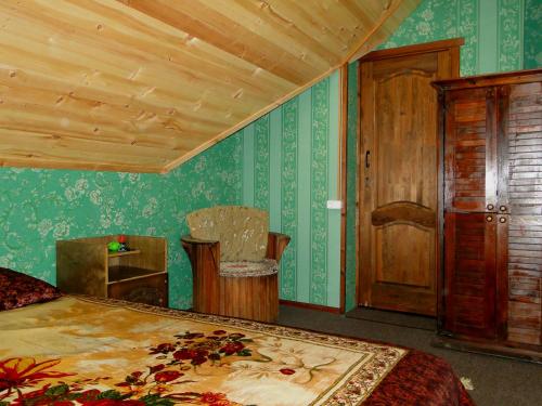 a bedroom with green walls and a bed and a wooden door at Country House Lesnaya 14 in Dubrava