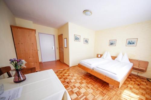 Postel nebo postele na pokoji v ubytování Hotel Lehenerhof