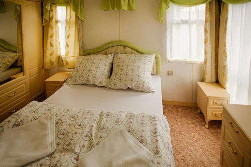 ビャウォヴィエジャにあるDomek angielskiの窓付きの部屋にベッド付きのベッドルーム1室があります。