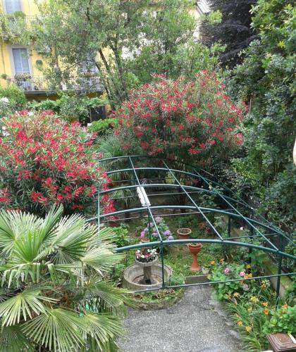 a garden with a bunch of plants and flowers at Hotel Malta in Milan