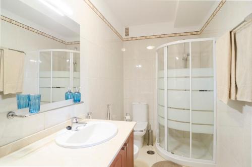 A bathroom at Armonia Park-Bajamar