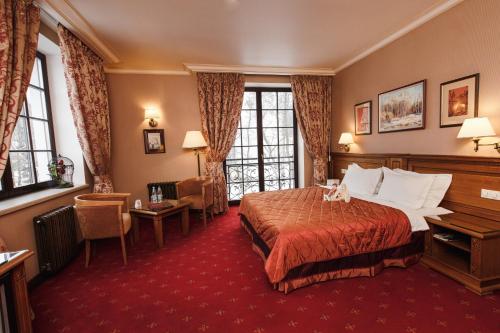 Habitación de hotel con cama y ventana grande en Hermitage Hotel, en Brest