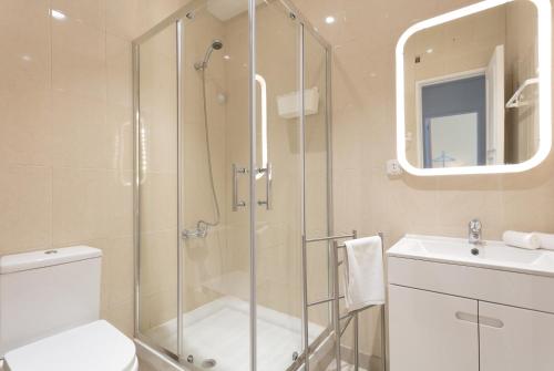 La salle de bains est pourvue d'une douche, de toilettes et d'un lavabo. dans l'établissement Your Lisbon Home - Duque de Palmela, à Lisbonne