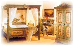 Zimmer mit 2 Betten, einem Tisch und einem Fenster in der Unterkunft Hotel am Gisselgrund in Frankenhain