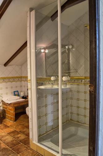 a glass door of a shower in a bathroom at Posada Abuela Fidela in Villanueva de los Infantes