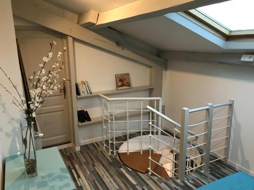 Cette chambre dispose d'une lucarne au plafond. dans l'établissement Gîte Les 