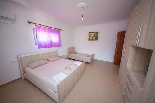 Ένα ή περισσότερα κρεβάτια σε δωμάτιο στο Himara Apartments