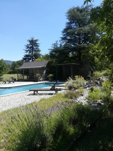 - une piscine avec une table de pique-nique et une maison dans l'établissement Le Clos de La Chardonnière, à Saulce-sur-Rhône