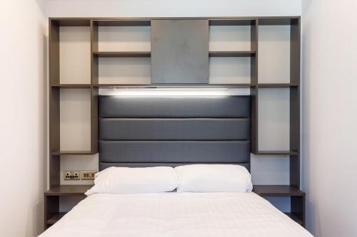 una camera da letto con un grande letto con cuscini bianchi di Destiny Student - New Mill a Dublino