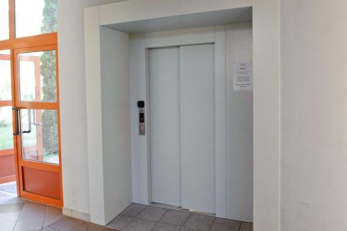 a white door in a room with a window at Osrodek Rehabilitacyjno-Wypoczynkowy FAMA-STA in Mrzeżyno
