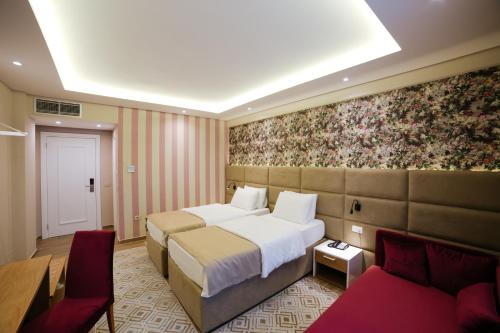 เตียงในห้องที่ Albanian Star Hotel