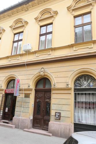 Eine Fassade oder ein Eingang zu Apartman Centar 1