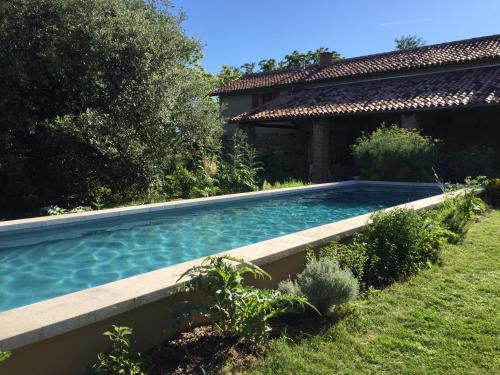 Piscina de la sau aproape de Chant du Buc, le Loft