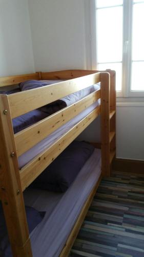 quelques lits superposés dans une chambre dans l'établissement vue sur Mer 